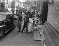 811261 Afbeelding van de aankomst van prinses Juliana en prins Bernhard met de dopeling bij de Domkerk (Domplein) te ...